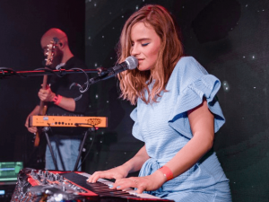 La cantante británica Gabrielle Aplin estrena adelanto de su nuevo disco.