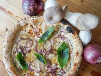 Pizza de otoño y boletus para comerte Madrid en octubre.