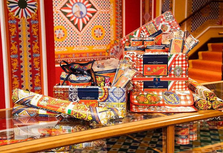 imagen 8 de Dolce & Gabbana convierte su tienda en Londres en un mercadillo de Navidad siciliano.