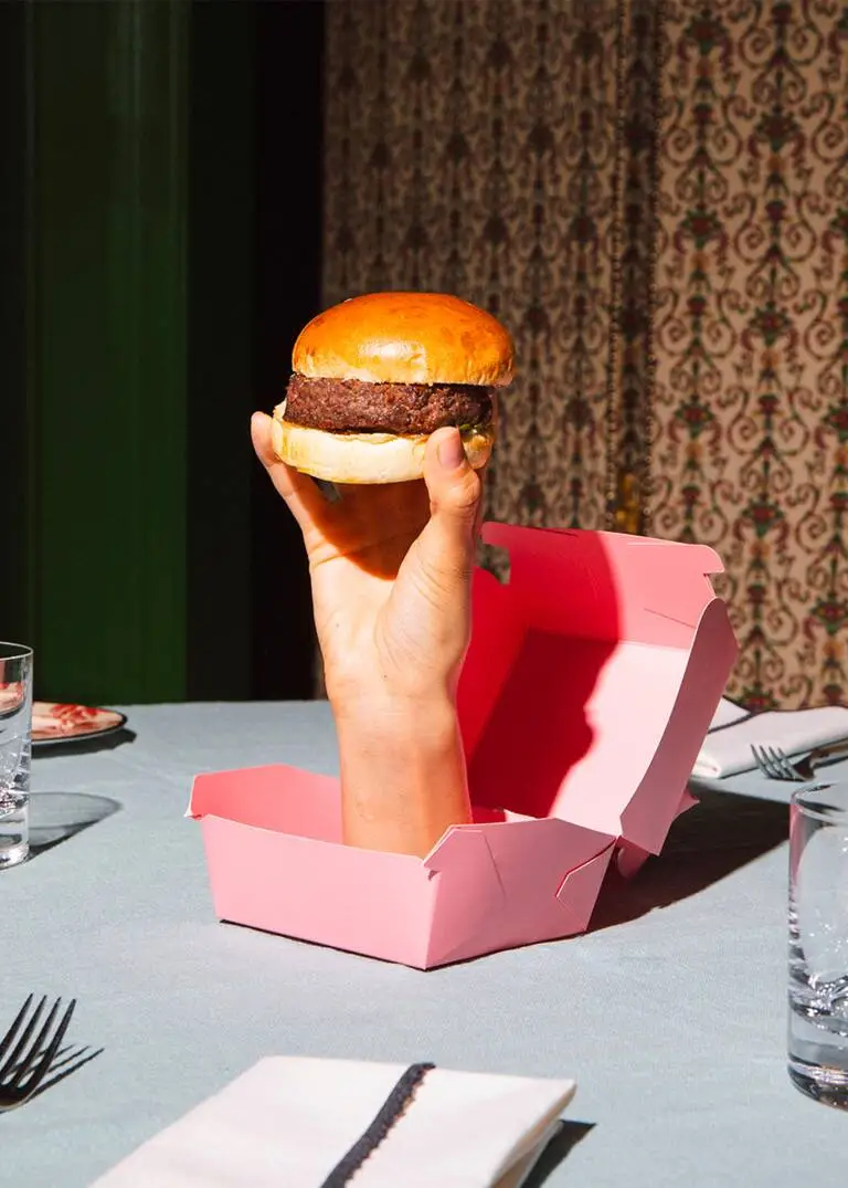 imagen 1 de Emilia Burger, el glamour hecho hamburguesa por Gucci y Massimo Bottura.