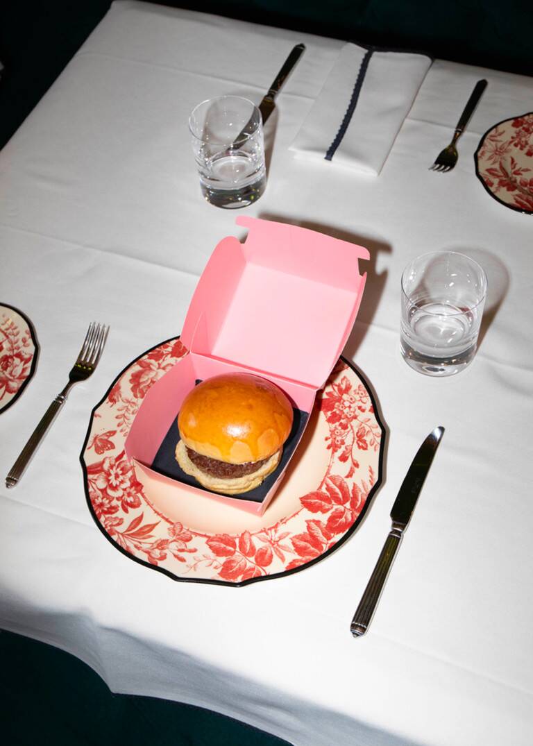 imagen 3 de Emilia Burger, el glamour hecho hamburguesa por Gucci y Massimo Bottura.