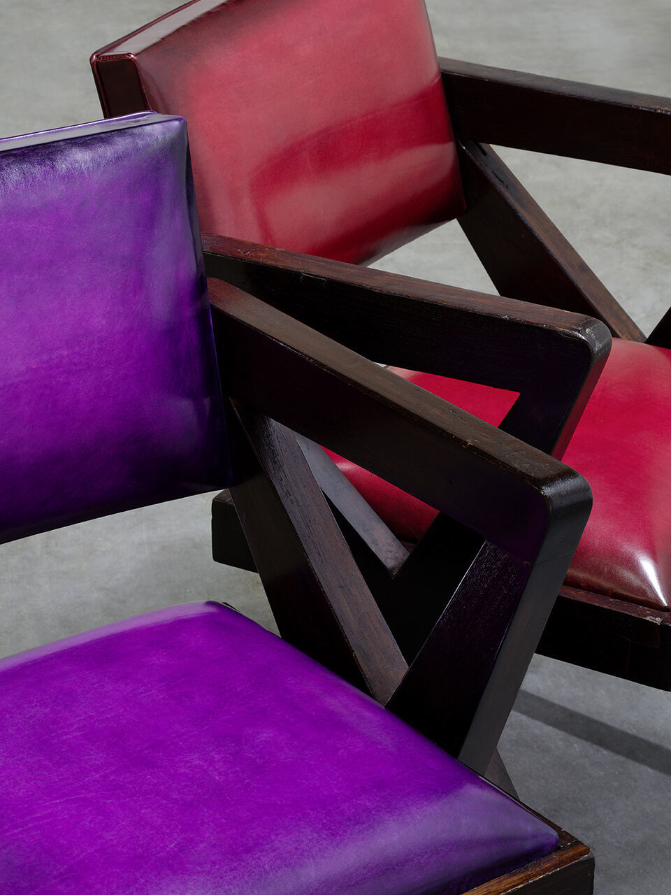 imagen 2 de Muebles diseñados por Pierre Jeanneret y tapizados por Berluti, una joya de colección.