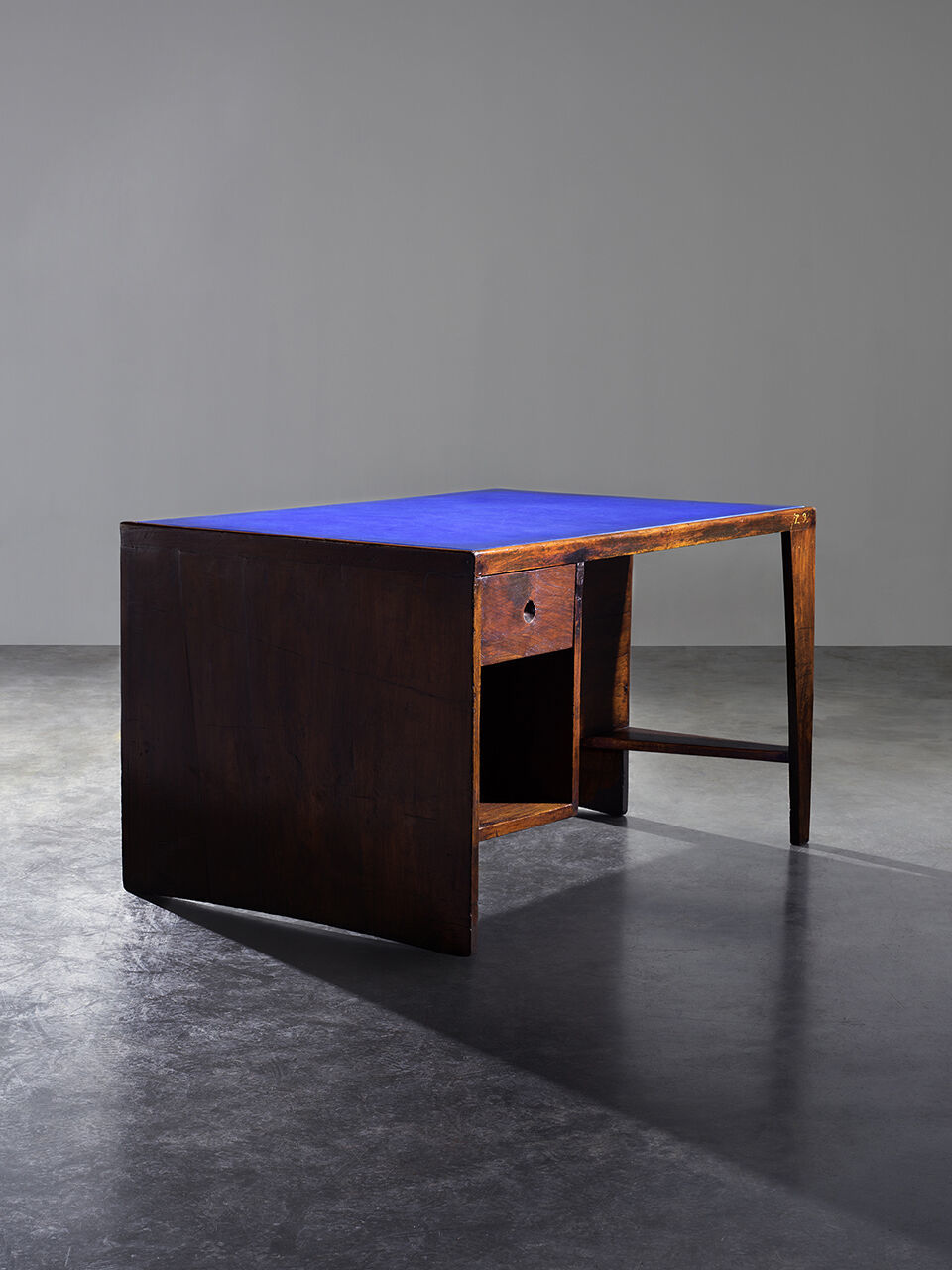 imagen 8 de Muebles diseñados por Pierre Jeanneret y tapizados por Berluti, una joya de colección.