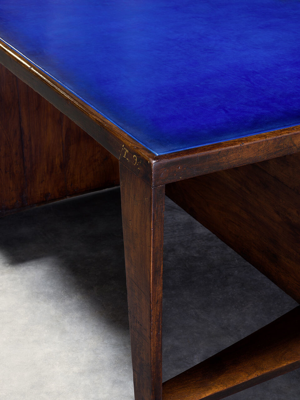 imagen 9 de Muebles diseñados por Pierre Jeanneret y tapizados por Berluti, una joya de colección.