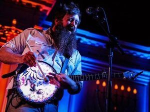 Tall Tall Trees camina por un sendero entre Pink Floyd y Cat Stevens.