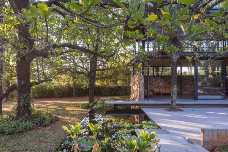 imagen 3 de Tamega House es una casa moderna integrada en la naturaleza.