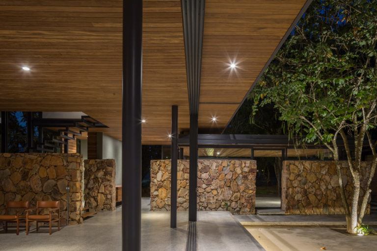 imagen 11 de Tamega House es una casa moderna integrada en la naturaleza.