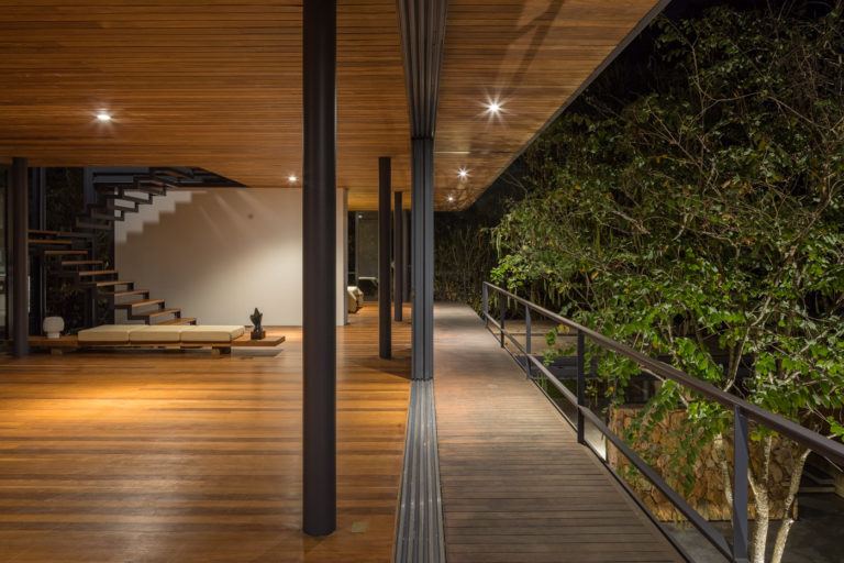 imagen 15 de Tamega House es una casa moderna integrada en la naturaleza.