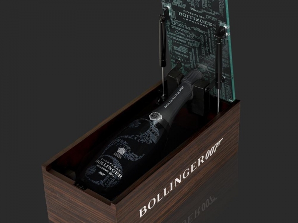 Bollinger y James Bond celebran 40 años juntos con una botella de champagne Bollinger Millésimé 2011.