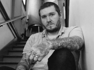 Brian Fallon regresa con un nuevo tema cargado de emoción y sentimiento.