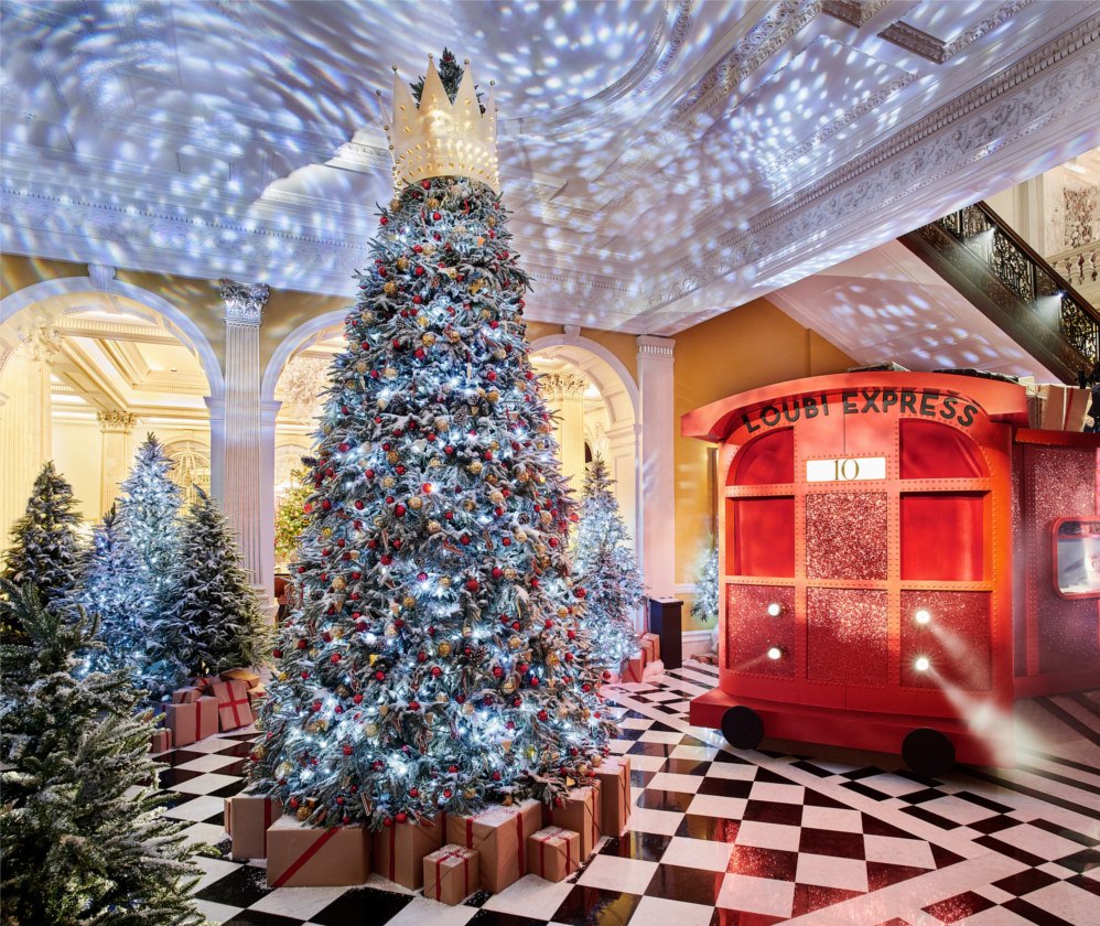 imagen 1 de El árbol de Navidad del Claridge’s es una creación de Louboutin.