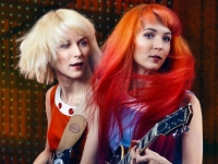 The MonaLisa Twins recrean con sus voces un villancico tradicional.