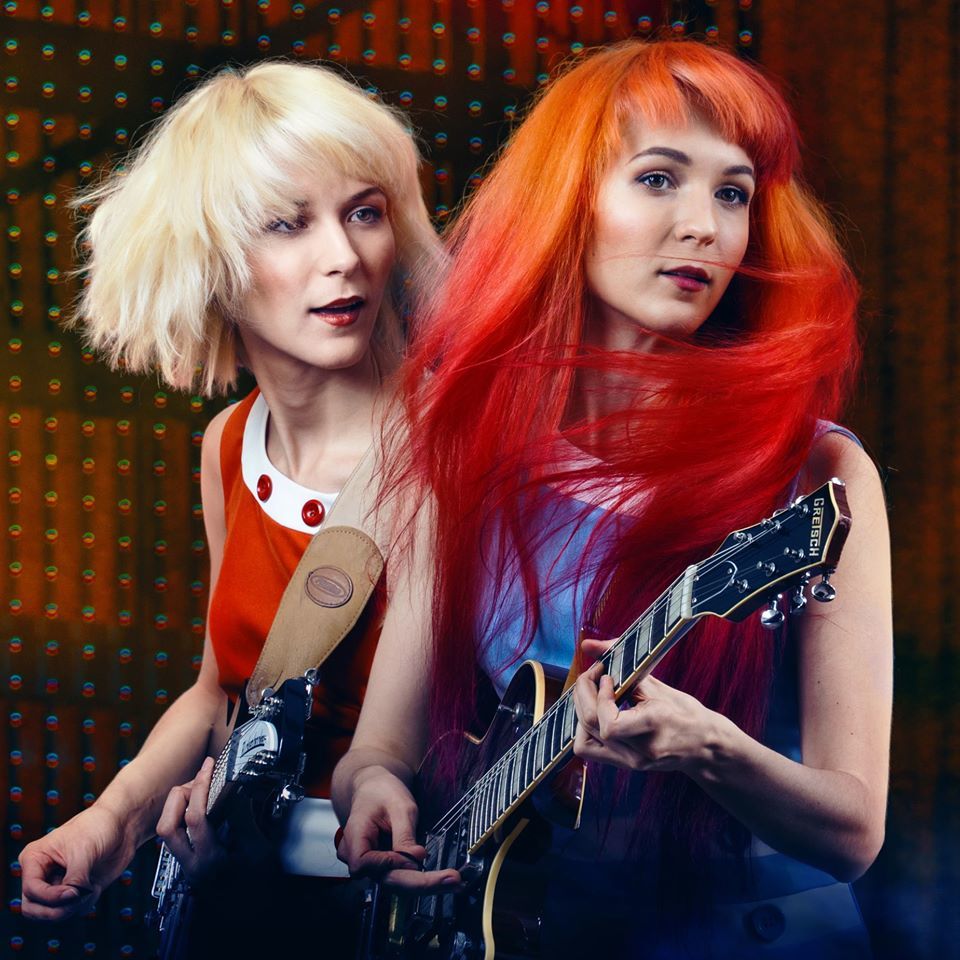 imagen 1 de The MonaLisa Twins recrean con sus voces un villancico tradicional.