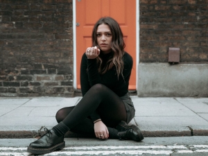 Charli Adams comparte una emocionante canción extraída de su EP de debut.