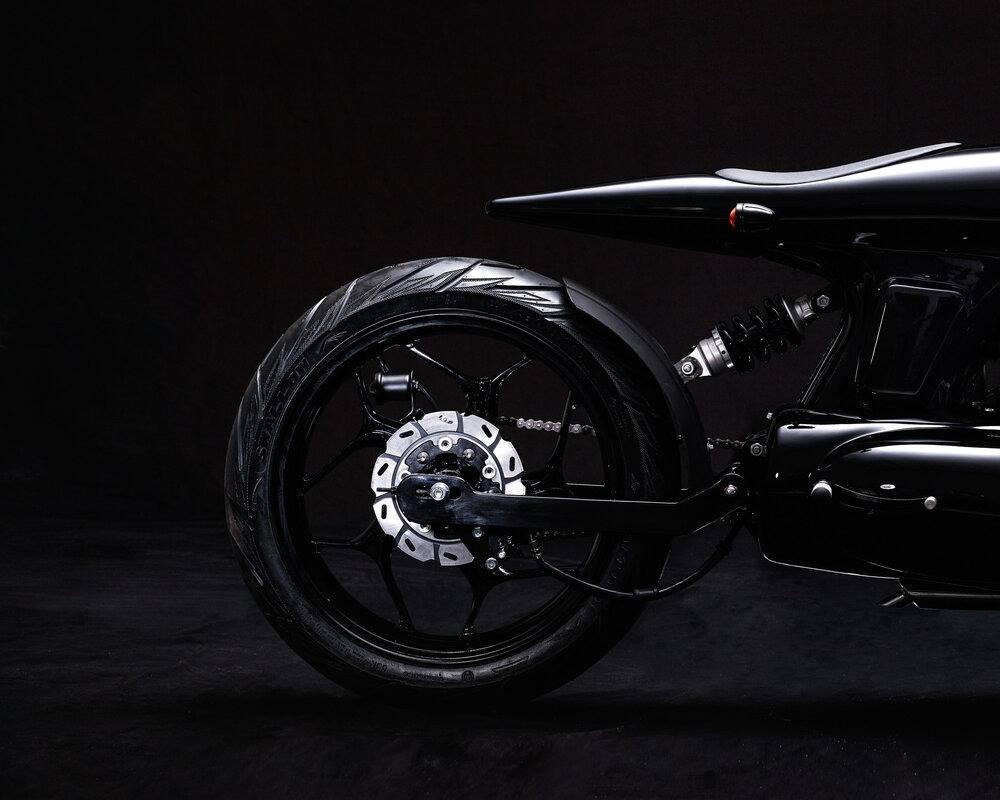 imagen 3 de Eve 2020, una motocicleta elegante y negro azabache.