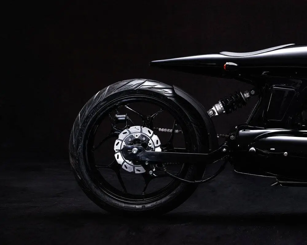 imagen 3 de Eve 2020, una motocicleta elegante y negro azabache.