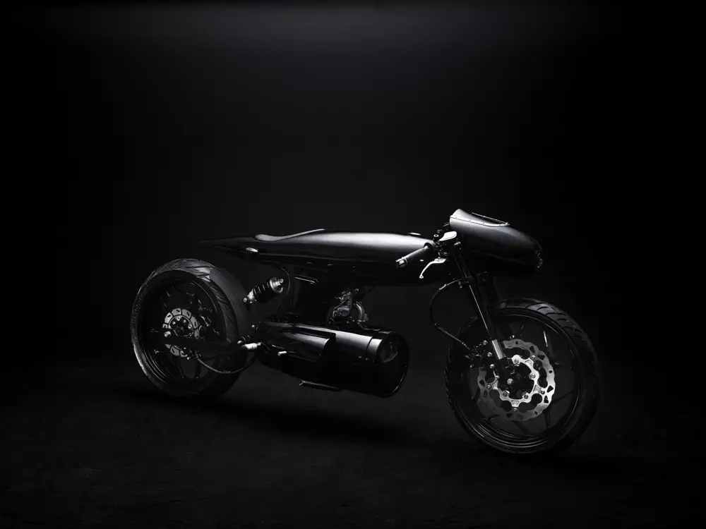 imagen 4 de Eve 2020, una motocicleta elegante y negro azabache.