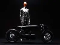 Eve 2020, una motocicleta elegante y negro azabache.