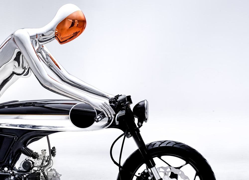 imagen 2 de Eve Lux, la belleza hecha motocicleta en color plata.