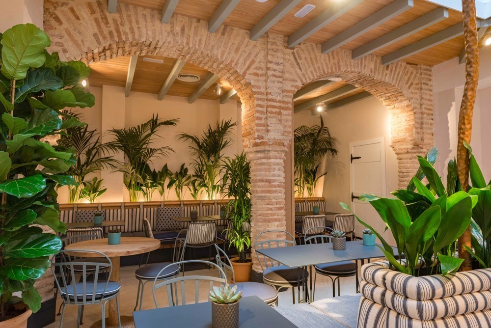 imagen 12 de Marbella estrena restaurante: Lateral Naranjos.