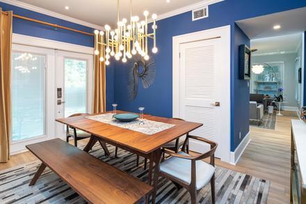 imagen 4 de Una casa Classic Blue, color Pantone del año, que combina con el Blue Monday.