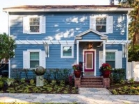 Una casa Classic Blue, color Pantone del año, que combina con el Blue Monday.