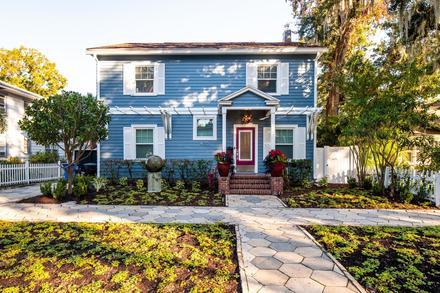 Una casa Classic Blue, color Pantone del año, que combina con el Blue Monday.