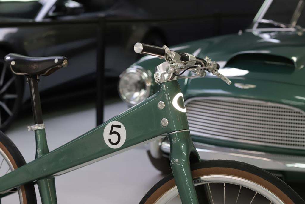 imagen 3 de Coleen presenta una bicicleta inspirada en el DB4 de Aston Martin.