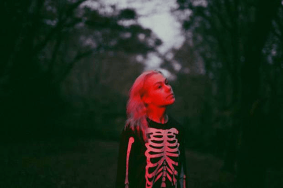 imagen 1 de Los altos vuelos de Phoebe Bridgers están plasmados en el vídeo de su nuevo single.