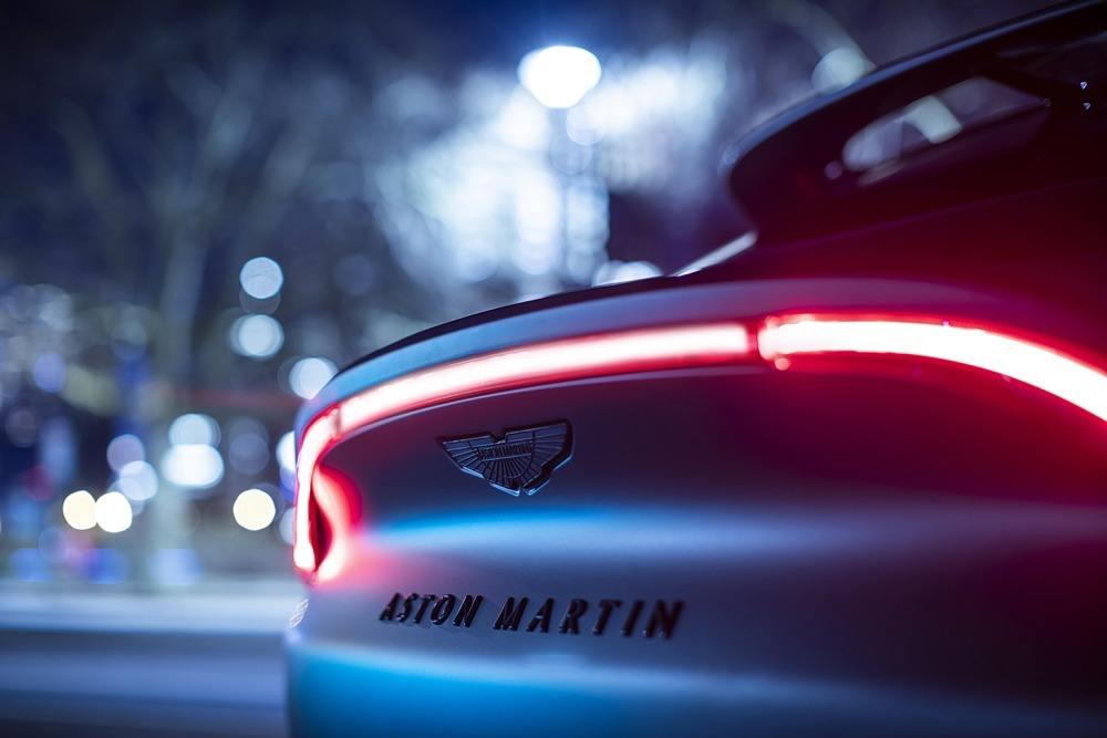 imagen 6 de Q by Aston Martin viste de gala al modelo DBX.