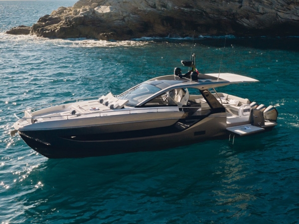 Azimut Verve 47 y que viva el verano.