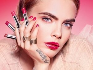Cara Delevingne y el brillo de labios resplandeciente de Dior.
