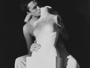 El atractivo debut del cantante y compositor conocido como Chrysalism.