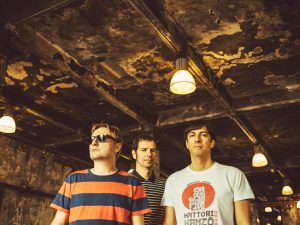 El trío de punk pop Airbag homenajea a Juan de Pablos en su último vídeo.