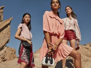 Longchamp se lleva a Kendall Jenner al desierto.