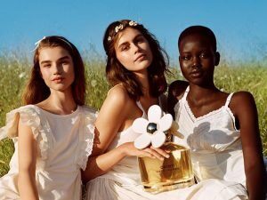 Marc Jacobs lanza su nueva campaña para la fragancia Daisy (la margarita).