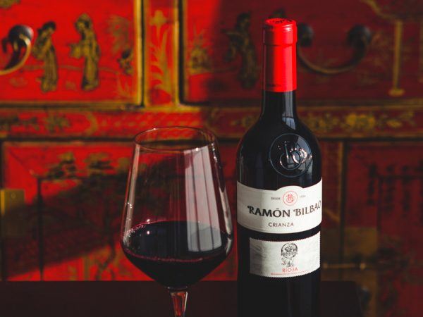 ¿Te apetece disfrutar de una cata de vino? Bodegas Ramón Bilbao te propone una.