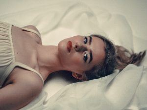 El sutil y bello regreso de la cantante británica Rosie Carney.