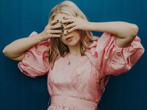 Lauran Hibberd nos regala un momento de diversión con su último vídeo.