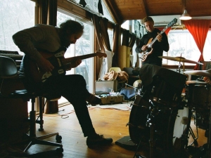 Paul Banks, Josh Kaufmann y Matt Barrick son los integrantes de Muzz.