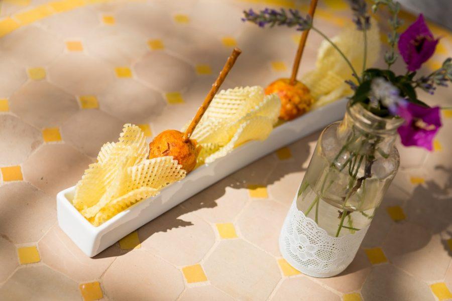 Chupachups de sobrasada con miel de flores