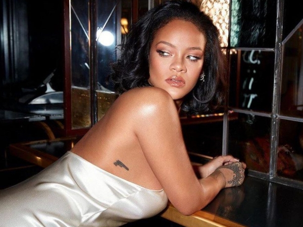 Rihanna encanta en la campaña de belleza de Fenty.