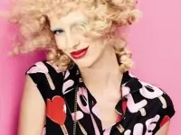 ¡Vamos a llenar la calle de color y buenas vibraciones con Moschino!