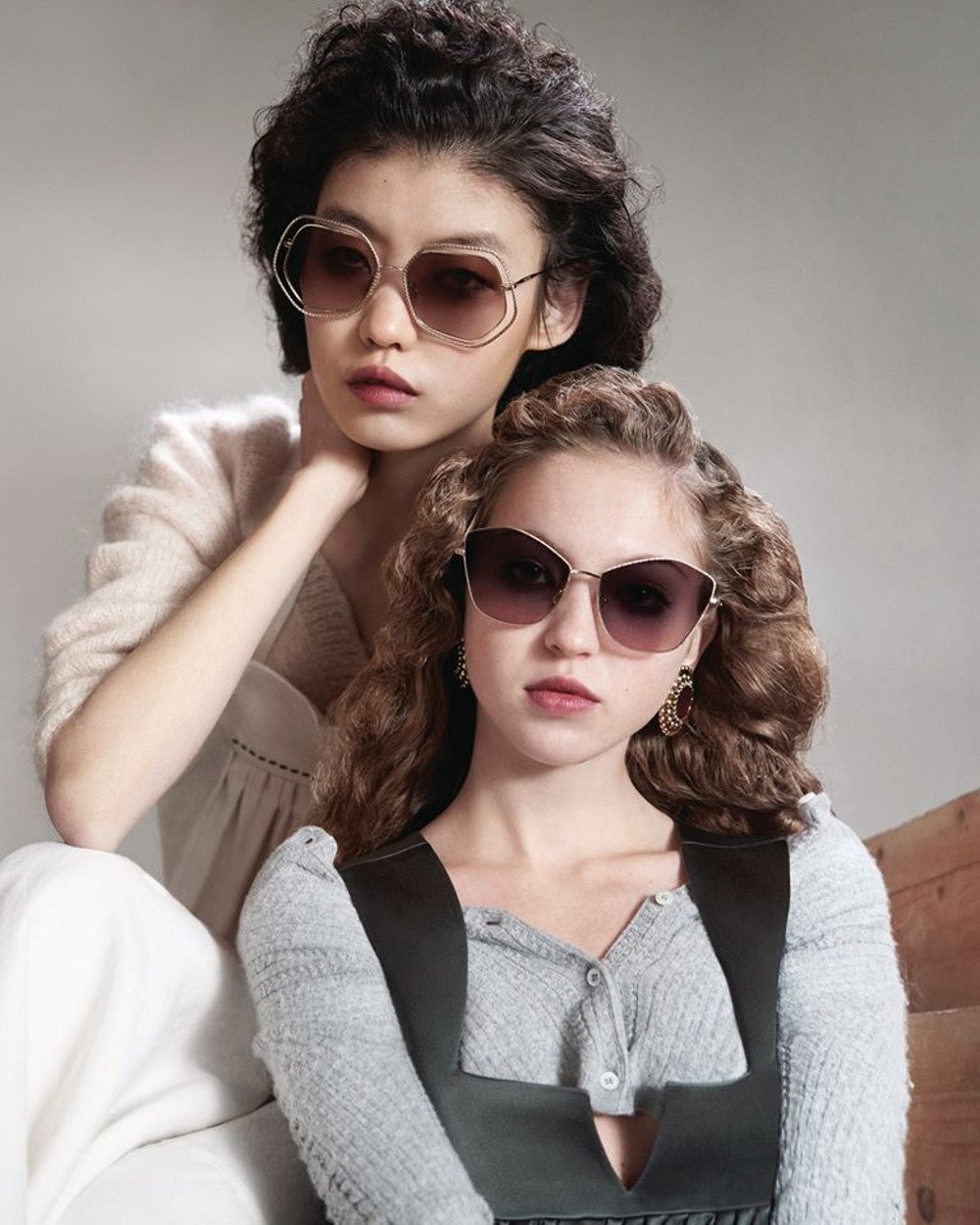 imagen 2 de Bella Hadid y Lila Moss encantan en la campaña de gafas de Miu Miu.