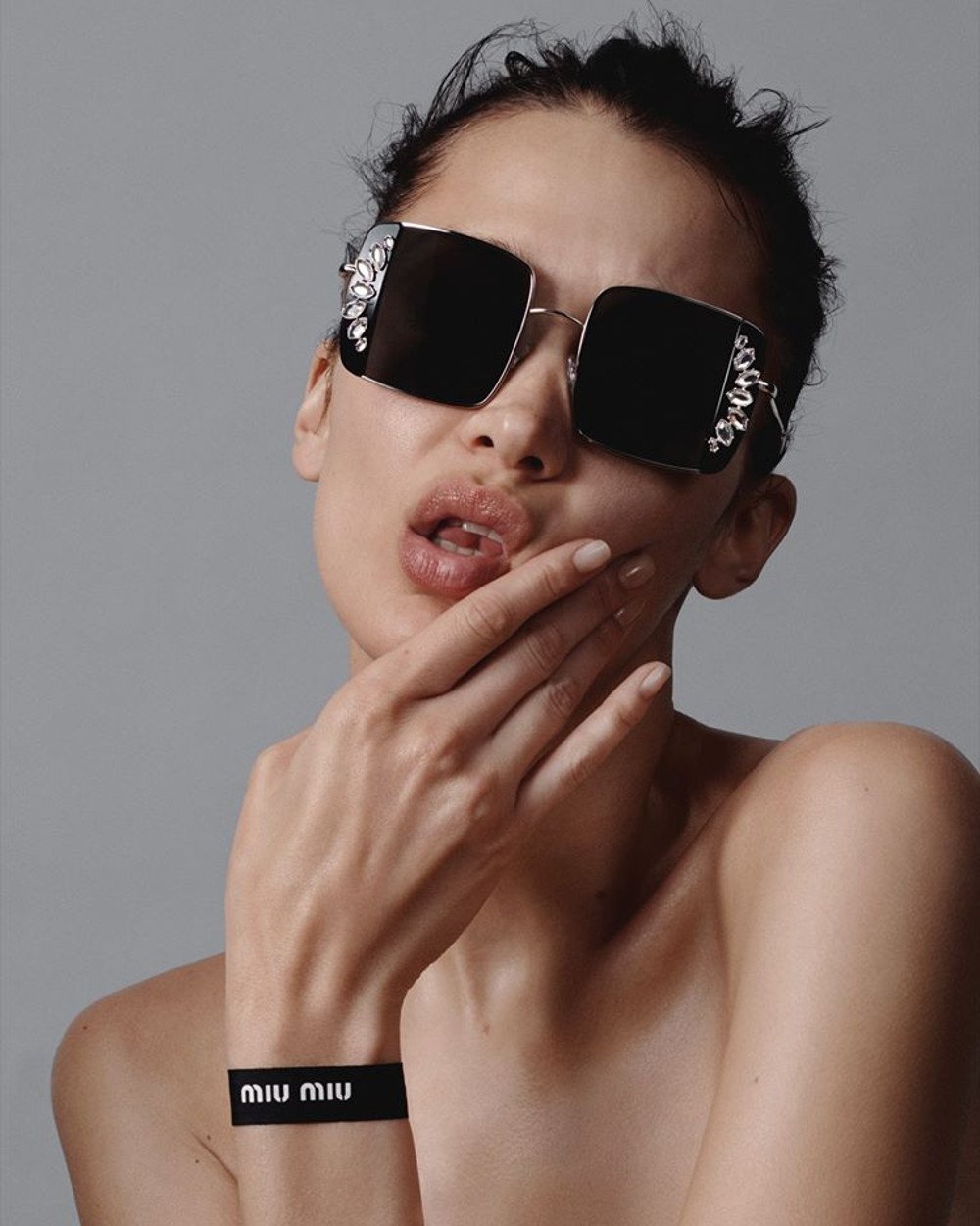 imagen 4 de Bella Hadid y Lila Moss encantan en la campaña de gafas de Miu Miu.