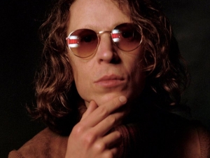 Joel Sarakula nos devuelve la esperanza de noches eternas con su nuevo single.