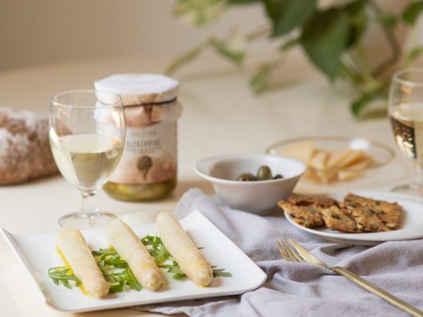 Una copa de Vegamar y un bocado gourmet.