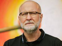 Bob Mould desata su ira en el primer y eléctrico adelanto de su nuevo álbum.