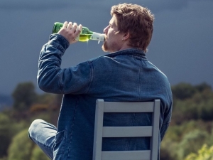 El debutante cantante británico Average Joe comparte nuevo single y vídeo.