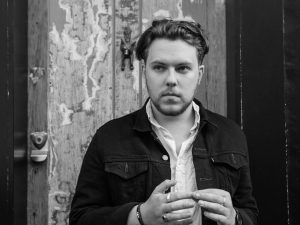 El feliz regreso de Saint Raymond nos devuelve el mejor sonido pop británico.